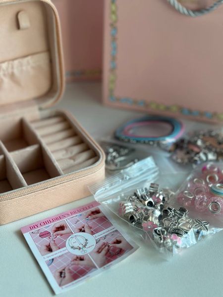 Набори для творчості - Дитячий набір намистин для створення браслетів та чокерів у шкатулці в подарунковому пакеті Рожевий